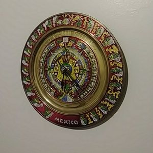 Reloj mexicano, con figura del calendario Azteca.
